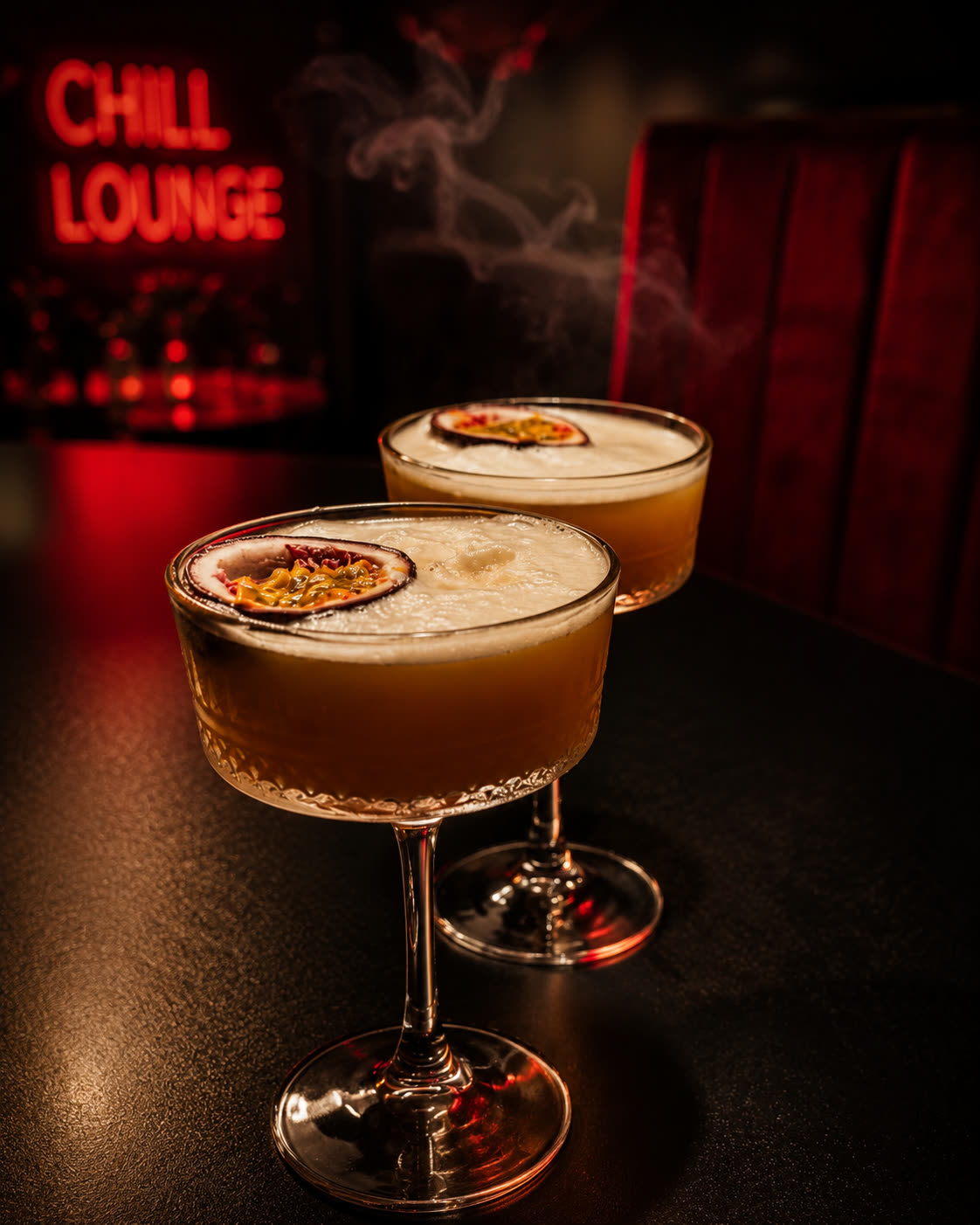 Dwa koktajle z marakują pod czerwonym neonem Chill Lounge